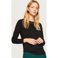 Sweter z perełkami - Czarny. Czarne swetry klasyczne damskie Reserved, l. Za 69,99 zł.