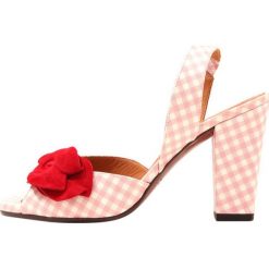 Chie Mihara ANAMI Sandały na obcasie vichy pink ante rojo. Czerwone rzymianki damskie Chie Mihara, z materiału, na obcasie. W wyprzedaży za 579,50 zł.