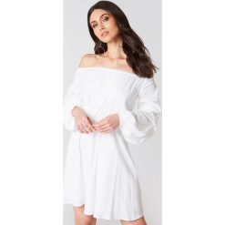 Hannalicious x NA-KD Sukienka z odkrytymi ramionami - White. Białe sukienki na komunię marki Hannalicious x NA-KD, midi, z odkrytymi ramionami. W wyprzedaży za 48,59 zł.