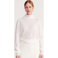 Miękki sweter z moherem - Biały. Białe swetry damskie Reserved, s, bez wzorów, z moheru, bez rękawów, bez kaptura. Za 299,99 zł.