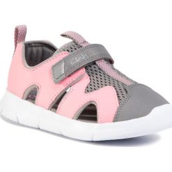 Sandały CLARKS - Ath Surf T 261500066 Pink. Różowe sandały dziewczęce Clarks, ze skóry ekologicznej, bez zapięcia. Za 159,00 zł.