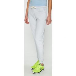 Reebok - Spodnie. Niebieskie spodnie sportowe damskie marki Reebok, s, z bawełny. Za 179,90 zł.