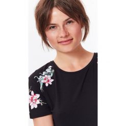 T-SHIRT KRÓTKI RĘKAW DAMSKI, Z NADRUKIEM. Czarne t-shirty damskie Top Secret, z nadrukiem, z bawełny, bez kołnierzyka. W wyprzedaży za 29,99 zł.