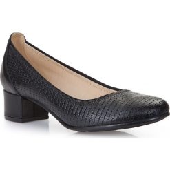 Buty damskie. Czarne czółenka damskie Wittchen, bez wzorów, ze skóry, na wysokim obcasie, na obcasie. W wyprzedaży za 169,91 zł.