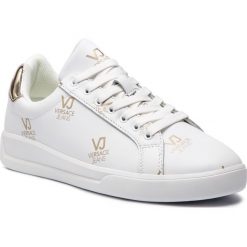 Sneakersy VERSACE JEANS - E0YTBSH2 70932 MCI. Białe sneakersy męskie Versace Jeans, na co dzień, bez wzorów, z jeansu, eleganckie, bez zapięcia. Za 699,00 zł.