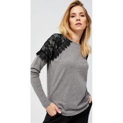 Sweter z koronką. Szare swetry damskie Moodo, s, w koronkowe wzory, z koronki, bez rękawów, bez kaptura. Za 29,99 zł.