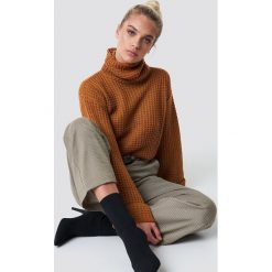NA-KD Krótki sweter - Brown. Brązowe golfy damskie NA-KD, z dzianiny, z krótkim rękawem. Za 113,00 zł.