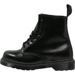 Dr. Martens 1460 Botki sznurowane mono black. Czarne botki damskie na zamek Dr. Martens, z materiału, na sznurówki. Za 719,00 zł.