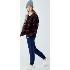 Spodnie jogging z flagą. Szare spodnie damskie marki Pull&Bear, z dzianiny. Za 69,90 zł.