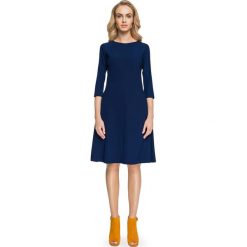 FAUSTINA Sukienka z geometrycznymi cięciami - granatowa. Sukienki damskie Stylove, s, bez wzorów, z elastanu, bez kołnierzyka, bez rękawów, trapezowe. Za 189,00 zł.