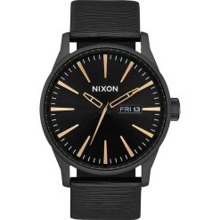 Zegarek kwarcowy "Sentry Leather" w kolorze czarnym. Czarne, analogowe zegarki męskie Nixon, ze stali. W wyprzedaży za 219,95 zł.