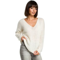 Sweter ze złotą nitką - ecru. Żółte swetry damskie BE, s, bez wzorów, eleganckie, bez rękawów, bez kaptura. Za 109,00 zł.