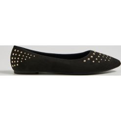 Baleriny z nitami - Czarny. Czarne baleriny damskie Sinsay, bez wzorów, bez obcasa. Za 29,99 zł.