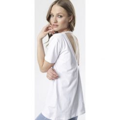 Biały T-shirt Petotai. Białe bluzki damskie Born2be, s, bez wzorów, bez kołnierzyka. W wyprzedaży za 39,99 zł.