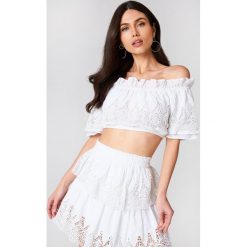 Linn Ahlborg x NA-KD Top z koronką - White. Białe topy damskie marki Linn Ahlborg x NA-KD, w koronkowe wzory, z koronki, bez kołnierzyka. W wyprzedaży za 56,50 zł.