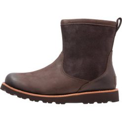 UGG HENDREN Śniegowce stout. Brązowe botki męskie Ugg, z materiału. Za 1049,00 zł.