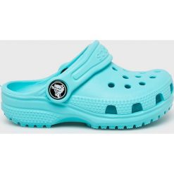 Crocs - Klapki dziecięce. Niebieskie sandały dziewczęce Crocs, z gumy, z okrągłym noskiem. W wyprzedaży za 99,90 zł.