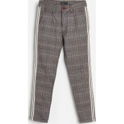Spodnie chinos w kratę -. Spodnie męskie Reserved, bez wzorów. Za 79,99 zł.