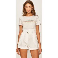 Patrizia Pepe - T-shirt. Białe bluzki damskie Patrizia Pepe, s, z nadrukiem, z bawełny, casualowe, z okrągłym kołnierzem. W wyprzedaży za 269,90 zł.