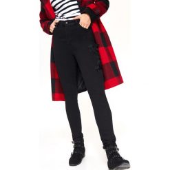 SPODNIE JEANSOWE Z HAFTEM. Spodnie damskie Top Secret. W wyprzedaży za 59,99 zł.