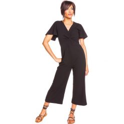 Kombinezon "Ana" w kolorze czarnym. Czarne kombinezony damskie Glamour Paris, s, bez wzorów, bez kołnierzyka, bez rękawów. W wyprzedaży za 153,95 zł.