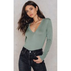 NA-KD Trend Sweter z dzianiny z dekoltem V - Green. Zielone swetry klasyczne damskie marki NA-KD Trend, z dzianiny, z dekoltem w serek. W wyprzedaży za 44,38 zł.