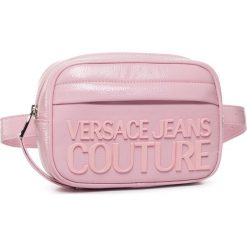 Saszetka nerka VERSACE JEANS COUTURE - E1VVBBM2 71412 400. Różowe nerki damskie Versace Jeans Couture, bez wzorów, z jeansu, młodzieżowe, bez dodatków. W wyprzedaży za 479,00 zł.