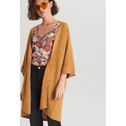 Kardigan oversize - Beżowy. Brązowe swetry damskie Cropp, s, bez wzorów. W wyprzedaży za 29,99 zł.