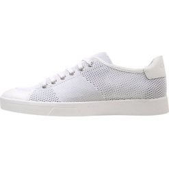 Calvin Klein IYLER Sneakersy niskie white. Białe sneakersy męskie Calvin Klein, bez zapięcia. Za 419,00 zł.