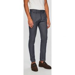 Guess Jeans - Spodnie. Szare spodnie męskie Guess Jeans, na co dzień, m, z aplikacjami, z bawełny, casualowe. W wyprzedaży za 199,90 zł.