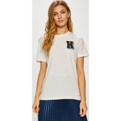 Tommy Hilfiger - Top. Białe bluzki damskie marki TOMMY HILFIGER, s, z nadrukiem, z bawełny, casualowe, z okrągłym kołnierzem, z krótkim rękawem. Za 269,90 zł.