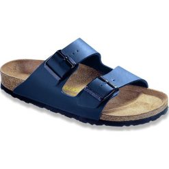 Birkenstock - Klapki Arizona Navy. Niebieskie kapcie męskie Birkenstock, ze skóry, na klamry. W wyprzedaży za 239,90 zł.