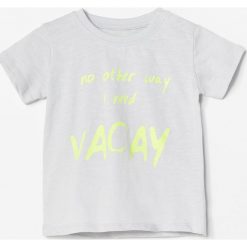 Bawełniany t-shirt z napisem - Jasny szary. Szare t-shirty męskie Reserved, z napisami, z bawełny, bez kołnierzyka. W wyprzedaży za 9,99 zł.