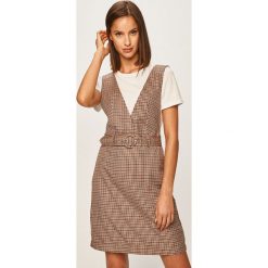 Vero Moda - Sukienka. Pomarańczowe sukienki damskie Vero Moda, na co dzień, w paski, z poliesteru, casualowe, bez kołnierzyka, bez rękawów, mini, proste. W wyprzedaży za 79,90 zł.