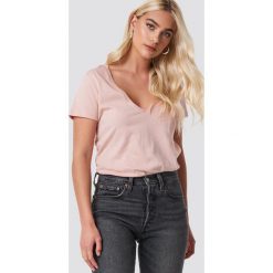 NA-KD Basic T-shirt z dekoltem V - Pink. Różowe t-shirty damskie marki NA-KD Basic, bez wzorów, z bawełny, bez kołnierzyka. W wyprzedaży za 26,47 zł.