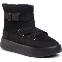 Buty UGG - W Classic Boom Buckle 1104616 Blk. Czarne kozaki damskie Ugg, z wełny, bez obcasa, bez zapięcia. W wyprzedaży za 409,00 zł.