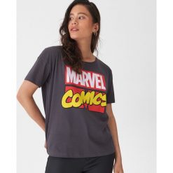 Koszulka z nadrukiem Marvel - Czarny. Czarne koszulki damskie House, s, z nadrukiem, bez kołnierzyka, bez rękawów. Za 39,99 zł.