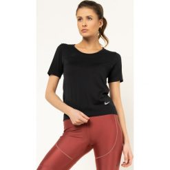Koszulka techniczna NIKE Infinite AT0578. Czarne koszulki damskie polo Nike, m, bez wzorów, z nylonu, bez rękawów. W wyprzedaży za 149,00 zł.