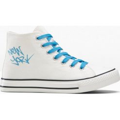 Wysokie sneakersy dziecięce bonprix biały. Białe buty dziewczęce sportowe bonprix, bez wzorów, na sznurówki. Za 29,99 zł.