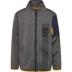 Kurtka polarowa w kolorze szarym. Szare kurtki chłopięce LEGO Wear, z nadrukiem, z materiału, bez kaptura. W wyprzedaży za 129,95 zł.