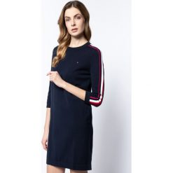 Sukienka dzianinowa TOMMY HILFIGER Cicile WW0WW26522. Niebieskie sukienki damskie TOMMY HILFIGER, m, bez wzorów, z bawełny, bez kołnierzyka, bez rękawów. W wyprzedaży za 449,00 zł.