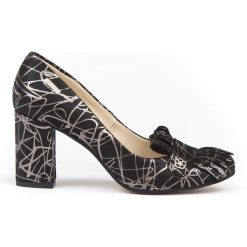 Czółenka z frędzlami - skóra naturalna - model 043 - kolor srebrny wzór. Szare czółenka damskie Zapato, na co dzień, bez wzorów, z jeansu, z okrągłym noskiem, bez obcasa, na obcasie. Za 319,00 zł.