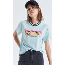 Koszulka z ilustracją w stylu pop-art - Turkusowy. Niebieskie koszulki damskie Cropp, s, bez wzorów, bez kołnierzyka, bez rękawów. Za 29,99 zł.