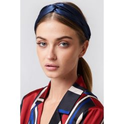 NA-KD Accessories Satynowa opaska do włosów - Blue. Niebieskie ozdoby do włosów marki NA-KD Accessories, bez wzorów, z satyny. W wyprzedaży za 24,57 zł.
