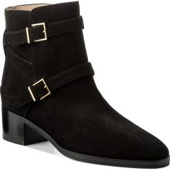 Botki STUART WEITZMAN - Eastside XL17461 Black Luxe Suede. Czarne botki damskie na obcasie Stuart Weitzman, ze skóry. W wyprzedaży za 1819,00 zł.
