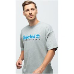 Timberland Koszulka Ss Ss Outdoor Archive Tee , szary, rozmiar S. Szare koszulki męskie Timberland, s, z nadrukiem, z bawełny, eleganckie, bez kołnierzyka, bez rękawów. W wyprzedaży za 143,99 zł.