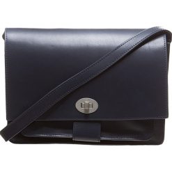 Skórzana torebka "Sixtyone" w kolorze granatowym - 34 x 32 x 11 cm. Torebki klasyczne damskie Marc O'Polo Accessoires, w paski, z materiału. W wyprzedaży za 363,95 zł.
