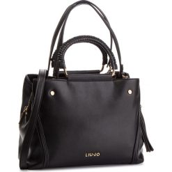 Torebka LIU JO - M Satchel A19135 E0064 Nero 22222. Czarne torebki klasyczne damskie Liu Jo, bez wzorów, ze skóry ekologicznej, klasyczne, bez dodatków. W wyprzedaży za 439,00 zł.