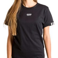ADIDAS TEE > ED5842. Bluzki sportowe damskie Adidas, w paski, z bawełny, bez kołnierzyka, z krótkim rękawem, krótkie, bez kaptura. W wyprzedaży za 79,99 zł.