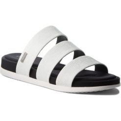 Klapki CALVIN KLEIN - Dalana E6553 Platinum White. Białe klapki damskie Calvin Klein, bez wzorów, ze skóry ekologicznej, bez obcasa. W wyprzedaży za 299,00 zł.